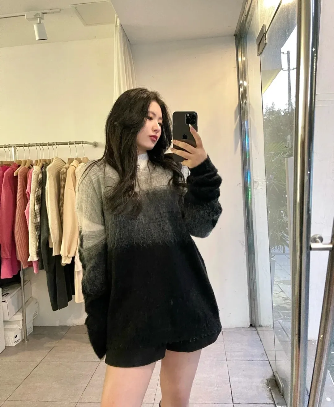 ♻️💯Reference model picture for the upper body❤️New top tested version OFFWHITE (OW) Gradient Mohair Striped Arrow Sweater Hoodie Gradient Rendering Arrow Couple Sweater Mohair sweater ow family will release every year🛒 The same style and ever-changing colors, really no girl does not love it, it is super suitable for wearing under a down jacket in winter, and will not be bloated! If the lower body is missing, their favorite os version🙋🏻‍♀️ intuitively adds natural softness and fairy beauty effect, which is the best choice! The upper body is lightweight and does not weigh down the body while keeping warm. The sleeves and the gradient arrow parts on the back are repeatedly patterned until the gradient level is satisfied before large-scale products are released. The craftsmanship is extremely demanding. Each sweater is woolen at least ten times to give it a plush, thick feel and good fluffiness! ✅ Fabric composition: 50% mohair 32 spandex 18% wool, three-level anti-pilling Color: black and white gradient Sizes Mohair is lighter and softer, so be careful not to machine wash it, not machine washable! ! emphasize! !  ⚠️Hand wash with warm water and cold water P:440